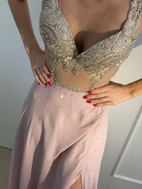 Imagem de vestido rose com fenda