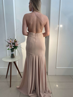 Imagem de vestido nude com pregas