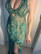 Imagem de Vestido verde esmeralda com nude